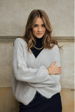 {b}JULIE 176 cm
model, law student
cardigan ONE SIZE