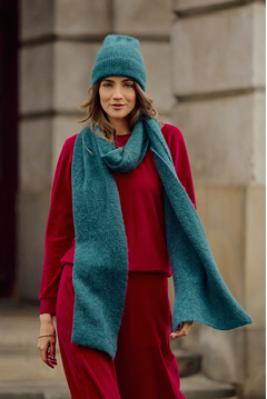 {b}JULIE 176 cm 
modelka, studentka prawa    
czapka ONE SIZE