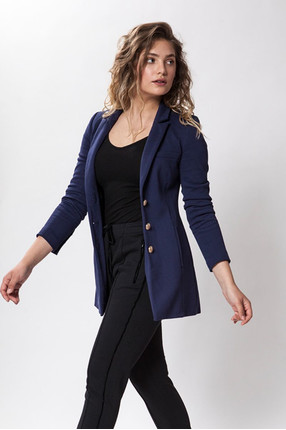 {b}ELLA 173 cm
model
suit jacket XS