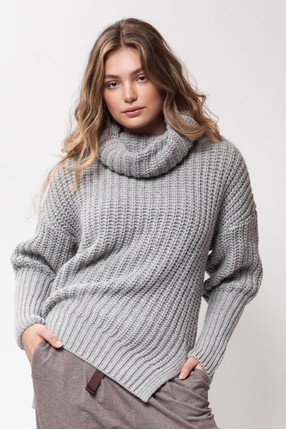 {b}ELLA 173 cm
model 
sweater S/M